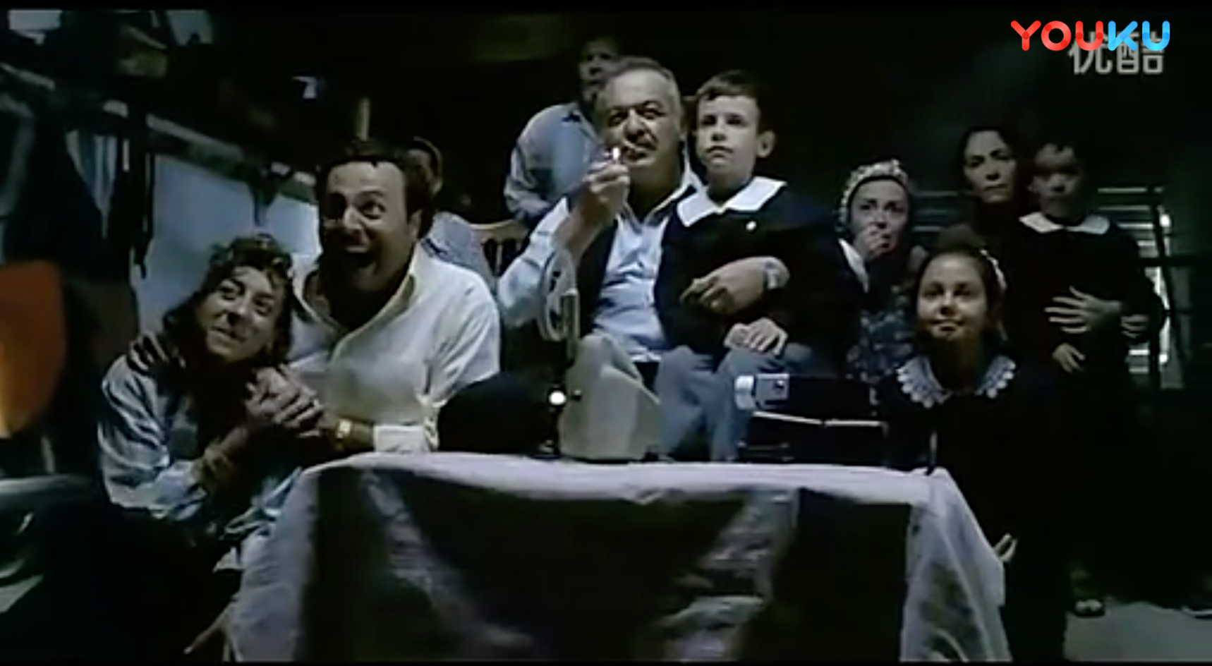 家人围看放映